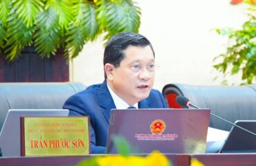 Phó Chủ tịch Thường trực HĐND thành phố Trần Phước Sơn điều hành thông qua Nghị quyết tại kỳ họp