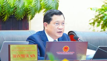 Phó Chủ tịch Thường trực HĐND thành phố Trần Phước Sơn điều hành thông qua Nghị quyết tại kỳ họp
