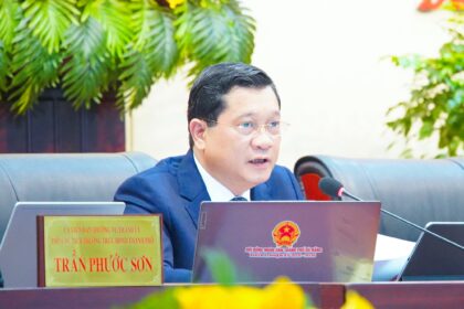 Phó Chủ tịch Thường trực HĐND thành phố Trần Phước Sơn điều hành thông qua Nghị quyết tại kỳ họp