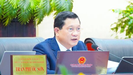 Phó Chủ tịch Thường trực HĐND thành phố Trần Phước Sơn điều hành thông qua Nghị quyết tại kỳ họp